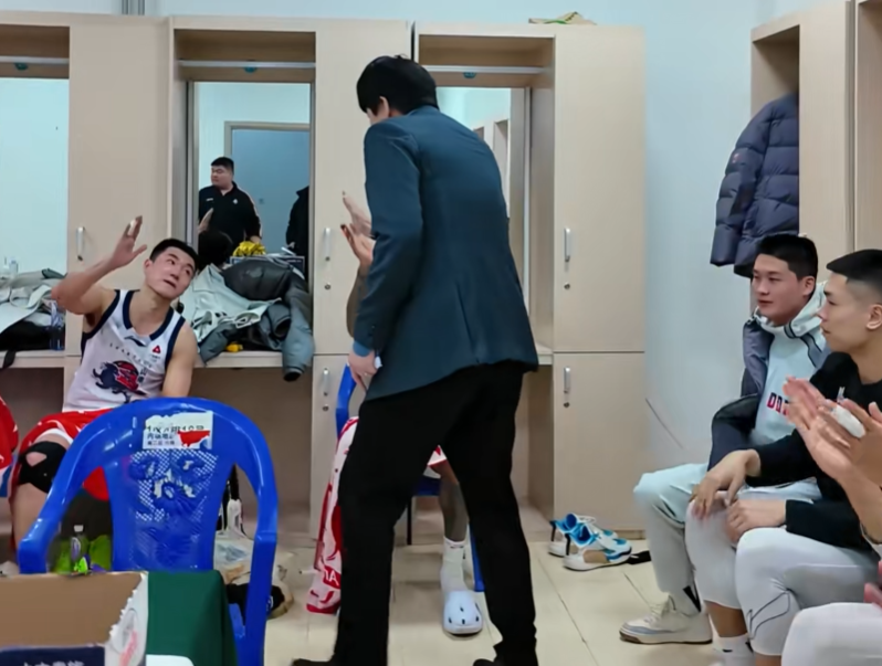 亚博官网-胜辽宁更衣室！邱彪与全队击掌庆祝，讲话重提心态与拼，氛围极佳